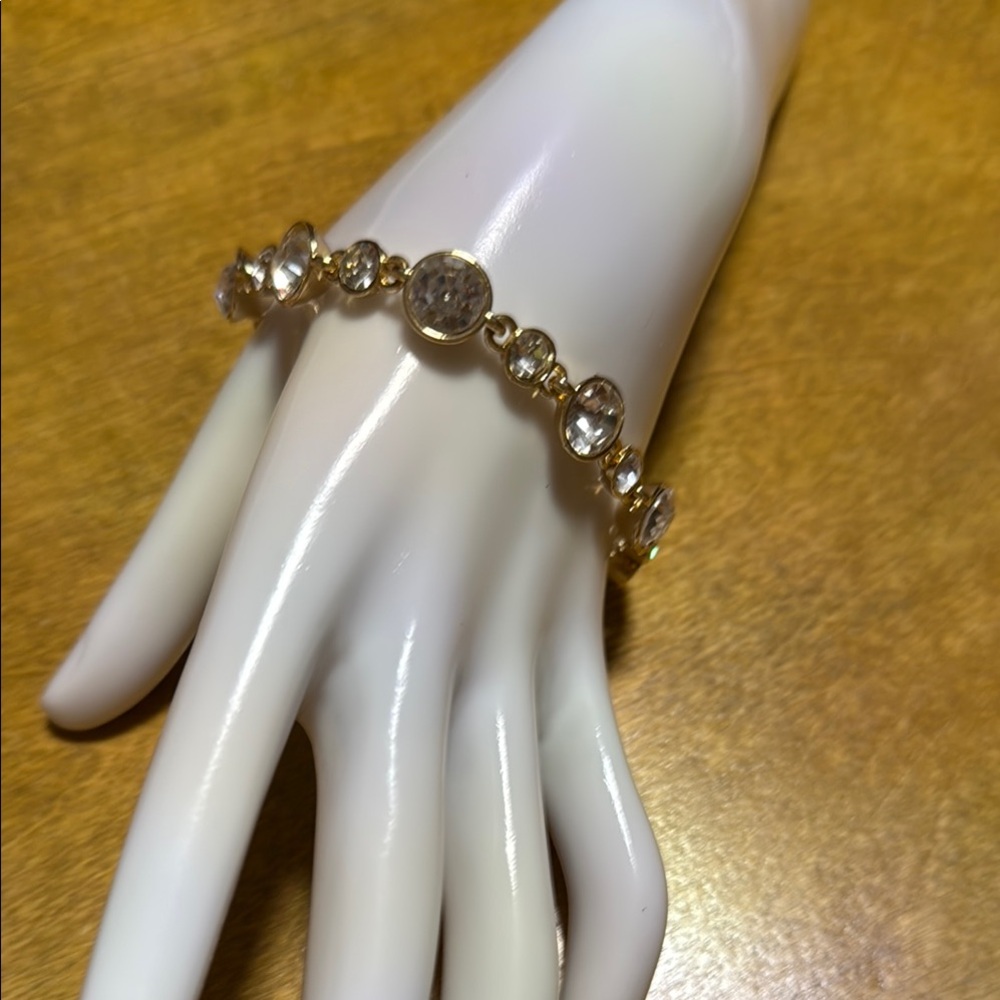Elegant Gold Bracelet with Clear Stones